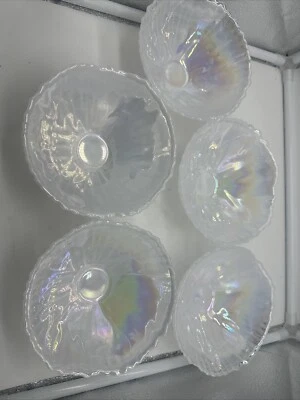 Ensaladeras de 5 1/2" blancas translúcidas remolinos borde festoneado por acentos artísticos 5 Foto 1 de 4