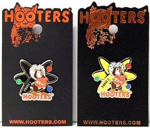 NUEVO LOTE DE 2 HOOTERS COLECCIONABLES FASE 1 Y FASE 2 PIN DE SOLAPA DE PERSONAL 2006 HOOTERS - Imagen 1 de 8