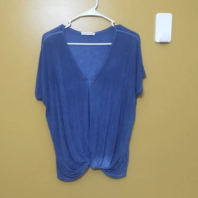 Camiseta C&C California Corta Slv Gran Tamaño Cuello en V Nudo Frontal S Informal Elastizada Foto 1 de 4