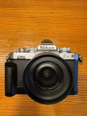 Nikon Z fc 20,9MP Spiegellose Systemkamera - Silver (NIKKOR Z DX 16-50mm... - Bild 1 von 4