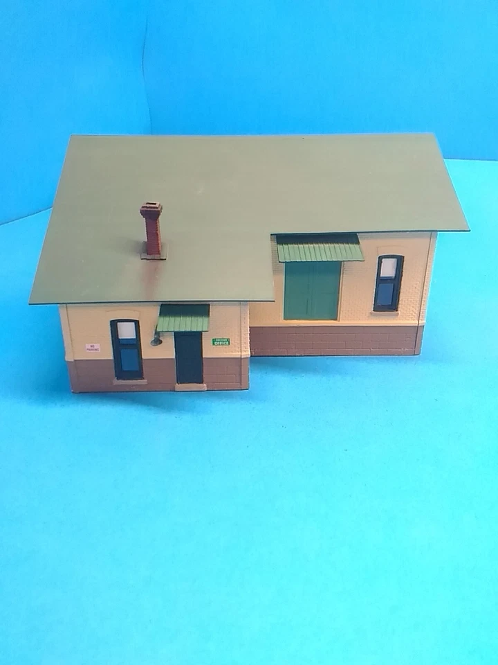 ho scale DPM freight station custom painted - Image 1 of 4