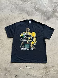 2010 NBA Finals Lakers Vs Celtics Kobe Bryant/ Paul Pierce Rap Style Tee Size XL - Picture 1 of 4