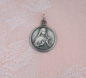 Dije medalla plata 800 pequeño vintage St. Therese - Imagen 1 de 2