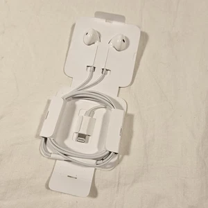 Apple EarPods Headphones Wired Lightning Connector iPhone Genuine Earphones - Picture 1 of 5