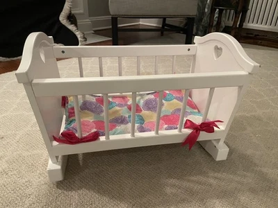 Cuna mecedora blanca con colchón American Girl Bitty Baby Foto 1 de 4