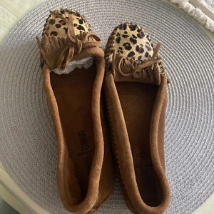 Minnetonka Women's Moccasins Brown Suede w/ Cheetah Print Calf Flats Sz 7 - Picture 1 of 6
