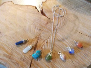 Set von 7 Edelstein Anhänger + Kette Chakra Trommelstein Steinschatz Naturstein - Bild 1 von 1