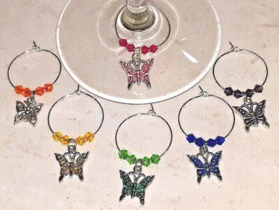 Juego de 6 - DIJES DE TALLO DE COPA DE VINO PLATEADOS - Mariposas arco iris coloridas - NUEVO Foto 1 de 4