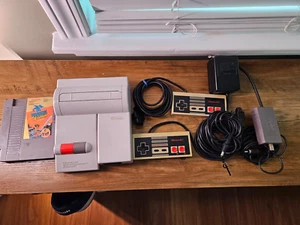 NES Nintendo Top Loader Console, 2 Controllers, and cables w/ 3 Games - Picture 1 of 10