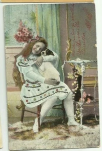Postal antigua, niña sosteniendo perro, esmaltado, mesa antigua, botas altas blancas - Imagen 1 de 2