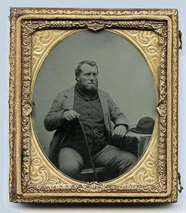 RETRATO FOTOGRÁFICO AMBROTIPO 1/6 PLACA DE UN HOMBRE BARBUDO CON BASTÓN Y SOMBRERO - Imagen 1 de 2