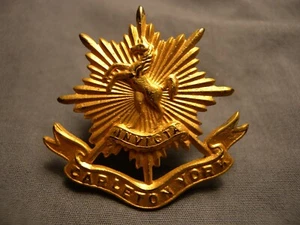 CARLTON & YORK REGIMENT WWII OFFICER CAP BADGE M103 INVICTA CANADIAN GILT FINISH - Picture 1 of 6