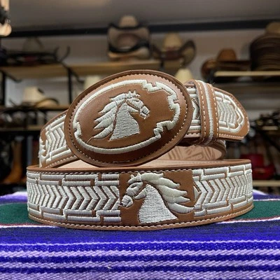 Cinturón de cuero bordado caballo. Cinturón vaquero occidental para hombre. Cinto Vaquero Piteado Foto 1 de 4