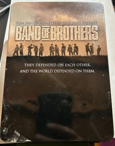 Band of Brothers (DVD, 2002, 6-Disc Set) Complete Series - Collector's Tin Box - Foto 1 di 4
