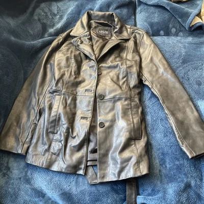 Chaqueta blazer de cuero Adler para mujer talla grande negra con botones Foto 1 de 4