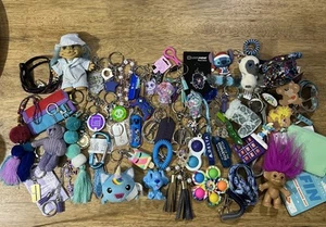 Vintage And Now Schlüsselanhänger Spielzeug Schlüsselband Geldbörse lila blau Hangtag 52 Stück - Bild 1 von 24