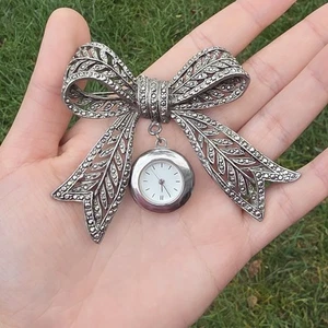 Vintage Monet silberfarbene filigrane Schleife baumelnde Uhr Brosche Anstecknadel künstlicher Markasit - Bild 1 von 21