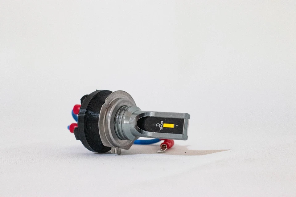 LAMPADINA LED VESPA 50 SPECIAL 6V - CON ADATTATORE FANALE ANTERIORE ORIGINALE - Immagine 1 di 4