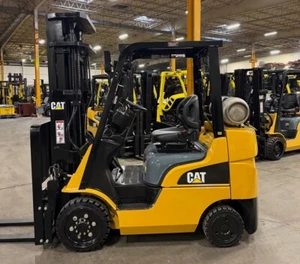 2021 Caterpillar FGC25N 5000 LB 3 Stage Mast LP Gas Forklift 48" Forks - Picture 1 of 12