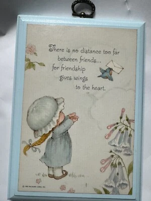 Placa de pared de madera vintage de 1980 con sello sin distancia demasiado lejos entre amigos Foto 1 de 4