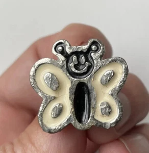 Prendedor solapa sombrero tono plata esmalte crema negro insecto cara sonriente mariposa - Imagen 1 de 12