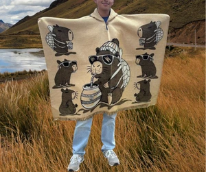 Poncho in alpaca con cappuccio beige/marrone | Lana morbida | Design Capybara - Foto 1 di 2