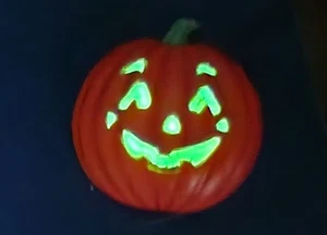 Prendedor coleccionable Avon Halloween Glow-in-the-Dark Jack-o-Lantern - Imagen 1 de 4