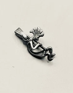 Ciondolo da ballerino 3D vintage .925 firmato Kokopelli Argento Sterling NAVAJO Firmato NAVAJO Senza Collana - Foto 1 di 3