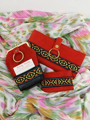 Nuevo de Lote Antiguo Conjunto de Gamuza Roja Estuche para Cigarrillos Cosméticos Cartera Billetera Porta llaves Foto 1 de 4