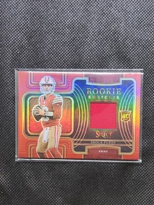 2022 Panini Select - Rookie Swatches Brock Purdy #RSW-17 Red Prizm (MEM, RC) - Picture 1 of 2