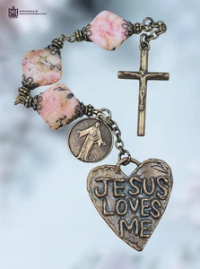Coronilla Jesus Loves Me Heart 3 Aves | Heritage Bronze | Jaspe Rosa - Imagen 1 de 3