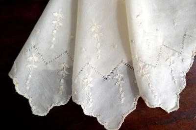 DE COLECCIÓN HANKY 1900 BLANCO FINO MARFIL SEDA BORDADO FLORES Y BORDES FESTONEADOS Foto 1 de 3
