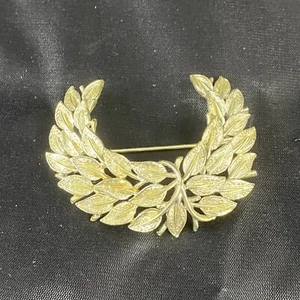 VINTAGE WREATH LEAVES BROOCH SILVER TONE SIGNED C - Picture 1 of 2