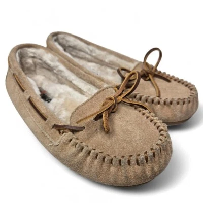 Zapatilla para mujer Minnetonka Cally de gamuza tostada de felpa línea peluda cuero encaje planos 7 Foto 1 de 4