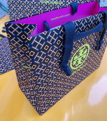 Совершенно новый Tory Burch глянцевая бумага подарок сумка знаковый логотип размер 9 x 7 x 3,5 дюйма - Изображение 1 из 4