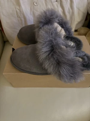 Mujer UGG AUTÉNTICO Scuffette Sis Gris Carbón Talla 11 En Caja. Usado 1X Foto 1 de 4