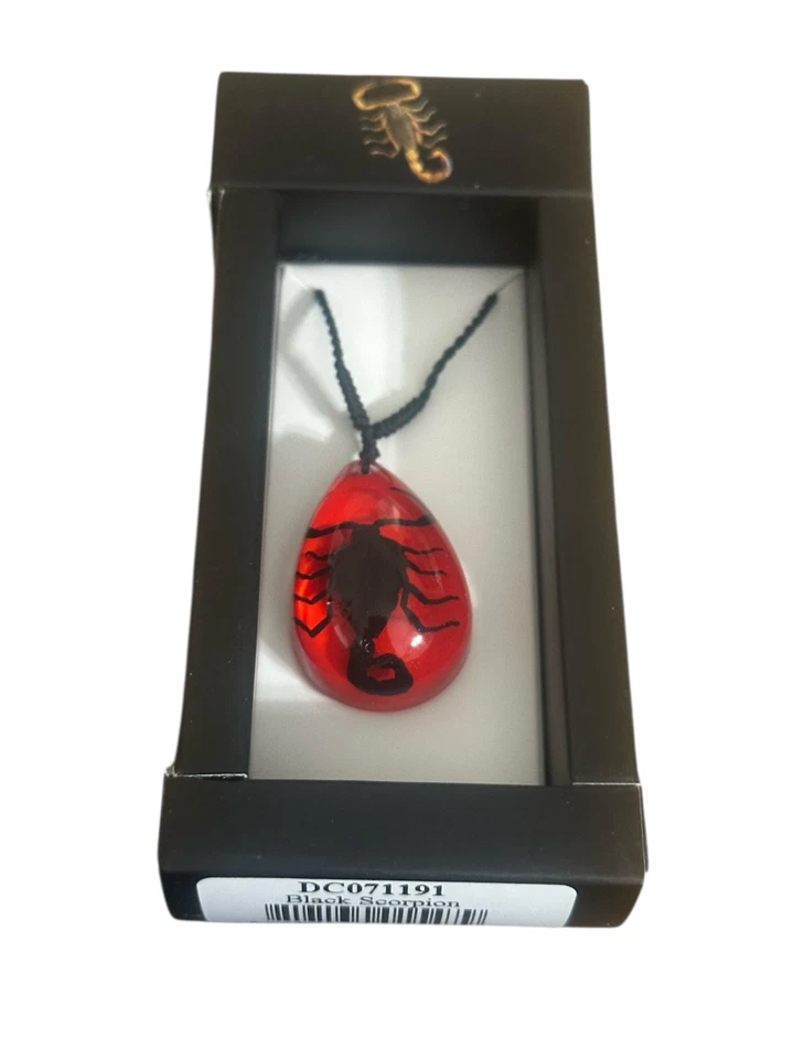 Collar - Insecto Escorpión Negro - Cordón Deslizante Negro - Forma de Pera - Fondo Rojo Foto 1 de 1