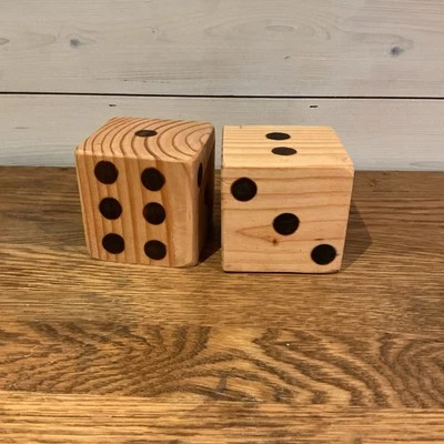 "Juego de dos dados de madera grandes de 3 1/2"" - Juegos al aire libre - Fácil de ver - Dados difíciles de perder" Foto 1 de 3
