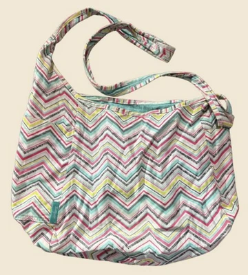 Bolso de hombro con estampado de chevron Thirty-One interior verde azulado Foto 1 de 4