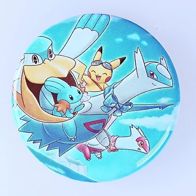 Latios Latias Pikachu Pokemon Center Can Badge Nintendo dal Giappone F/S - Immagine 1 di 4