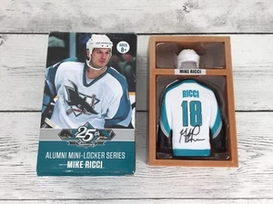 Mike Ricci Firmado Alumnos Mini Casillero Serie SJ Tiburones de San José Autografiado a - Imagen 1 de 3