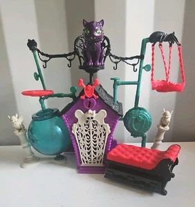 Monster High Dolls Playset Secret Creepers Crypt Playset with cat and bed - Picture 1 of 12