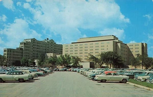 1950s AUTOS AT MILWAUKEE WI COUNTY HOSPITAL VINTAGE POSTCARD 92722 R - Picture 1 of 2