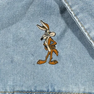 WILE E. COYOTE - WARNER BROS LOONEY TUNES - ENAMEL & METAL PIN/BADGE FREE POST - Picture 1 of 3