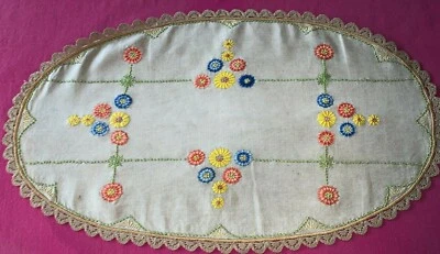 Napperon Art déco lin brodé de fleurs en relief 66 cm x 39 cm   - Photo 1/4