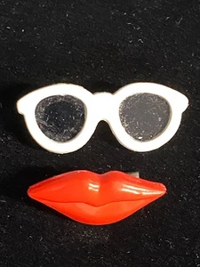Gafas de sol blancas y labios rojos vintage de los 80 a 90 prendedores/broches retro Taiwán - Imagen 1 de 2