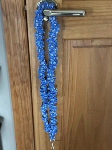 Stretchiges Scrunchie Schlüsselband himmelblau mit Blumen für Ausweise Schlüssel, Lehrer - Bild 1 von 4