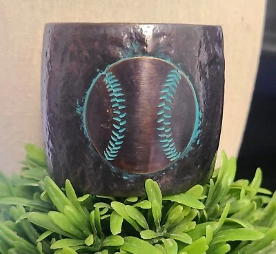 Bracelete de beisebol gravado em azul-petróleo grande largo martelado marrom - Imagem 1 de 4