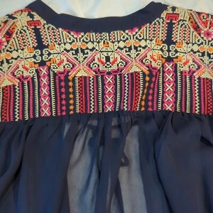 Top Umgee garza ricamato FLOWING PICCOLO blu navy boho trasparente con frange cravatta - Foto 1 di 12