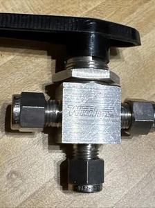 WHITEY SWAGELOK SS-43XS4 STAINLESS STEEL BALL 3-WAY VALVE 1/4" TUBE COMPRESSION - Picture 1 of 11